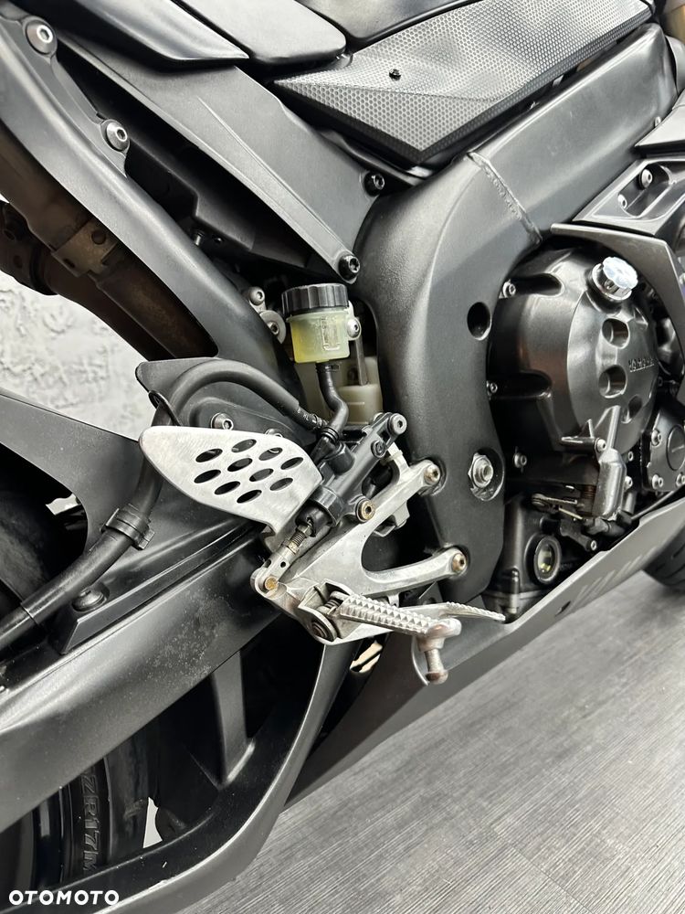 Yamaha R1 - 9