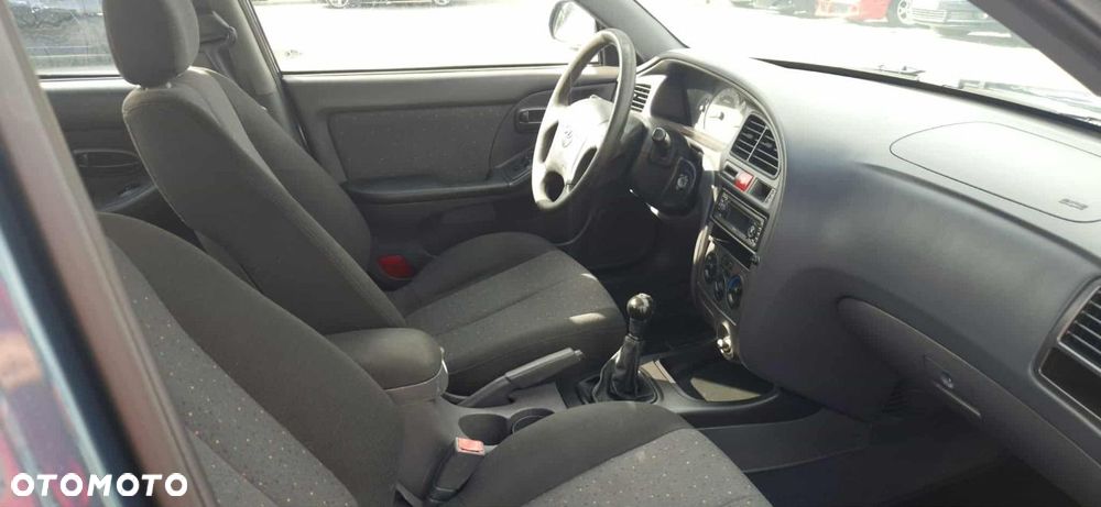 Hyundai Elantra - 8