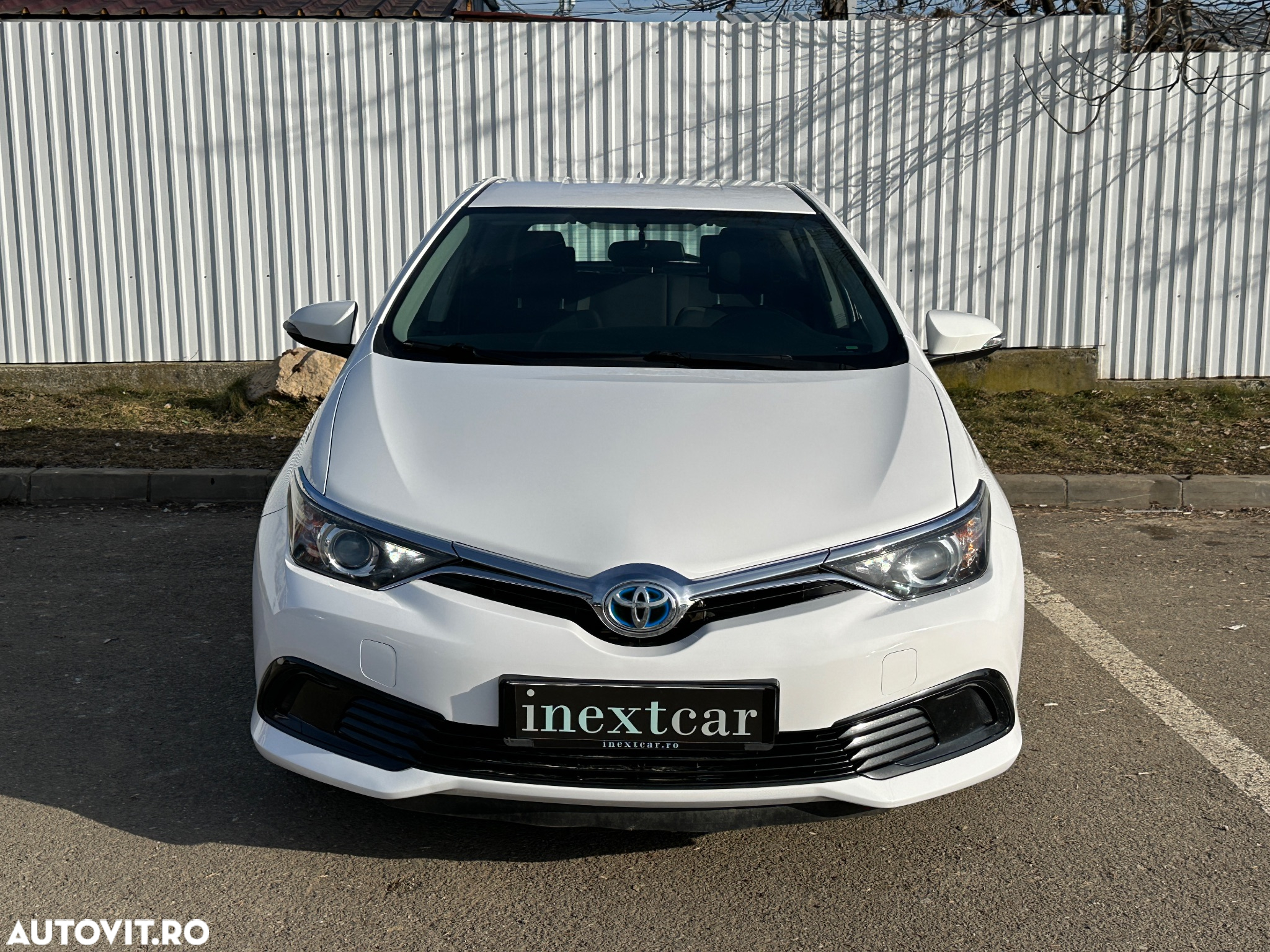 Toyota Auris 1.8 L VVT-i HSD Terra - 2