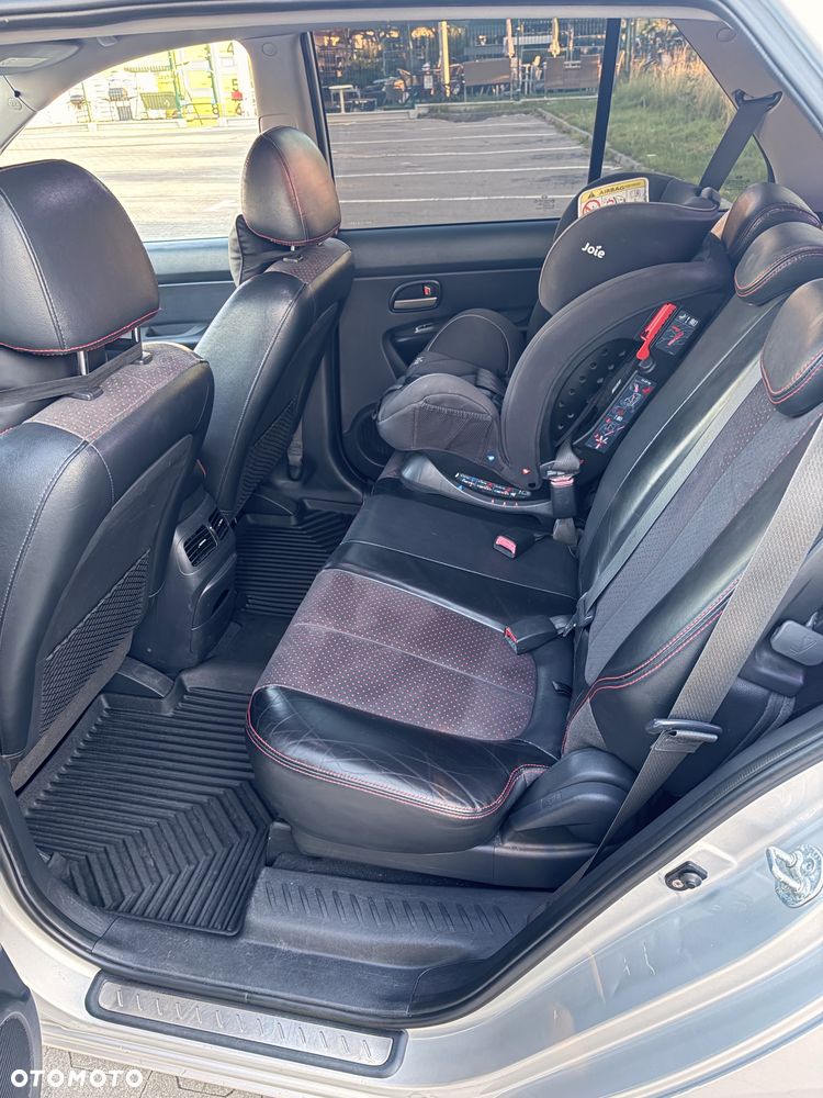 Kia Carens - 5