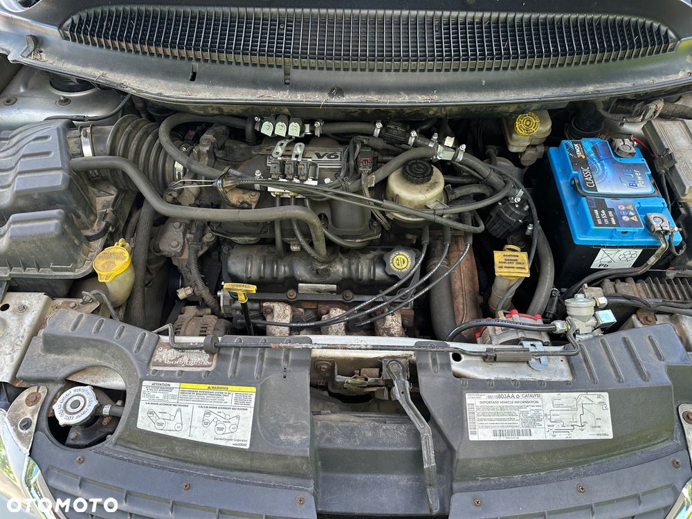 Chrysler Town & Country - 10