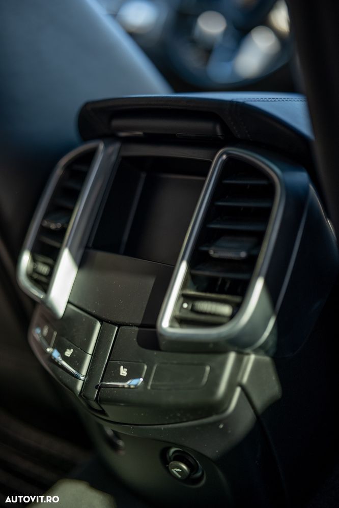 Porsche Cayenne 3.0 L - 24