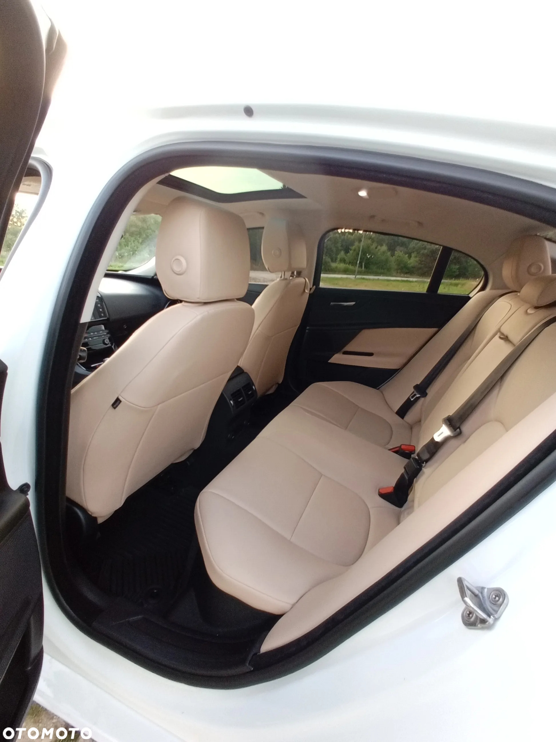 Jaguar XE 25t AWD Prestige - 14