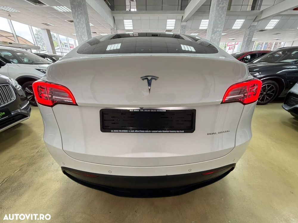 Tesla Model Y - 10