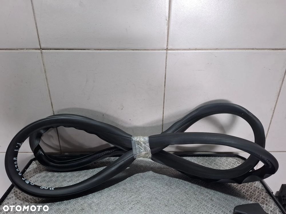 Uszczelka karoseryjna drzwi tył Volvo S60 II 2011 rok - 1