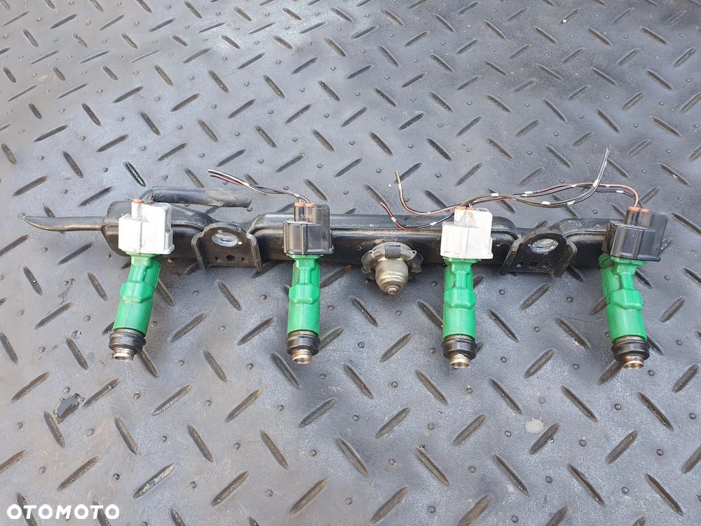 TOYOTA YARIS I 1.3VVTI PRIUS 1.5 SCION LISTWA WTRYSKOWA WTRYSKI WTRYSKIWACZE 23250-21020 KOMPLET 4SZT - 1
