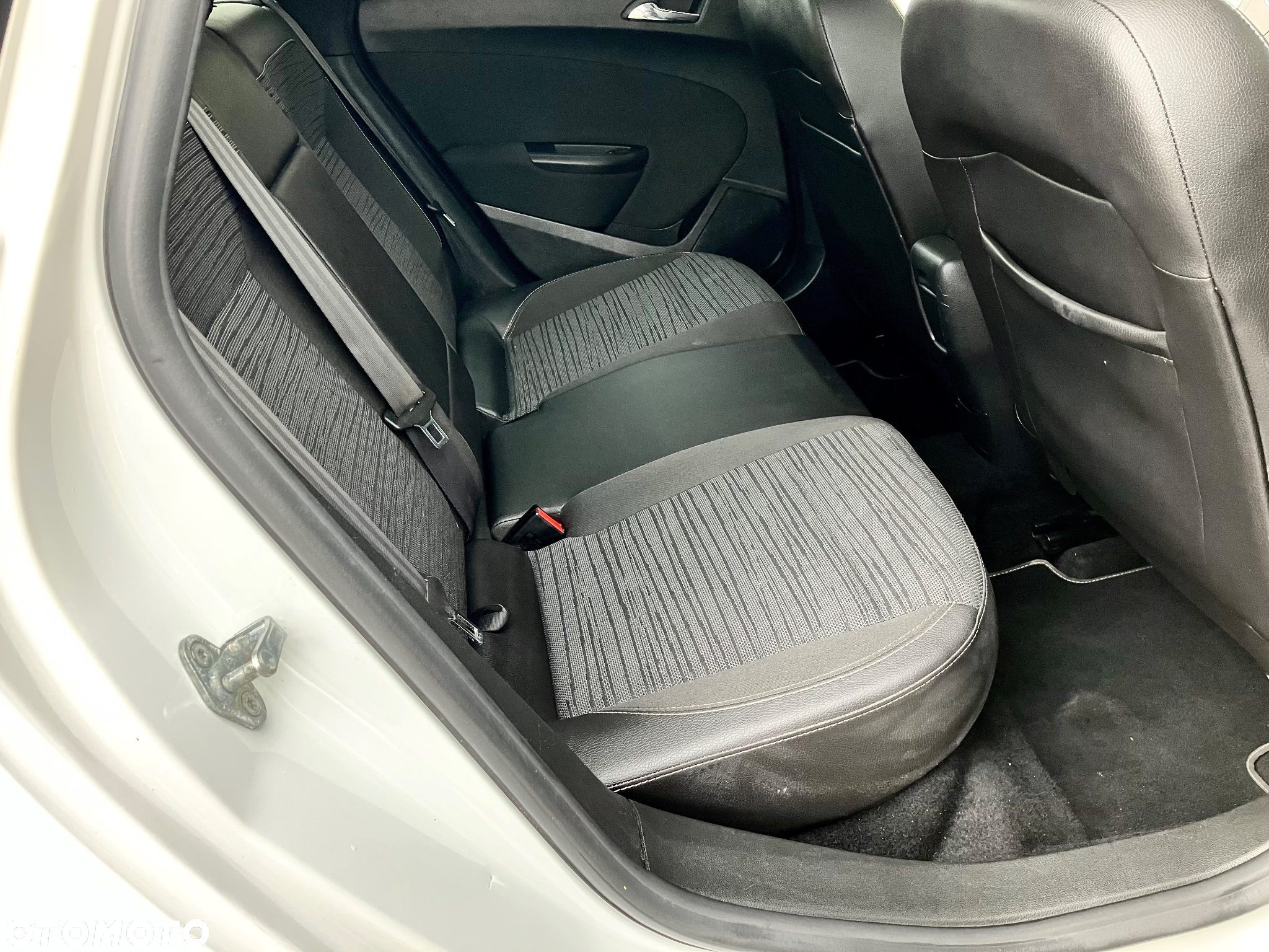 Opel Astra 1.4 Turbo Color Edition - 19