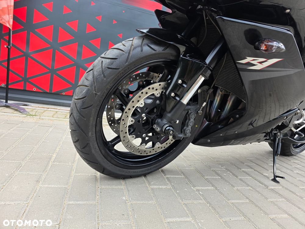 Yamaha R1 - 13