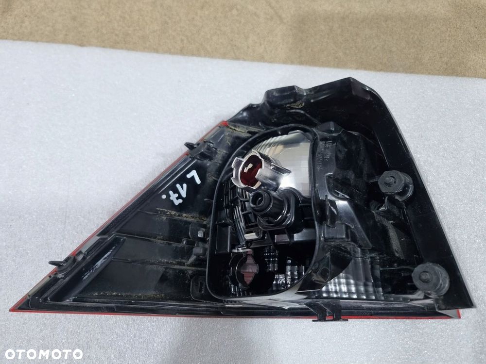 LAMPA PRAWA TYŁ VW GOLF VII USZKODZONA - 2