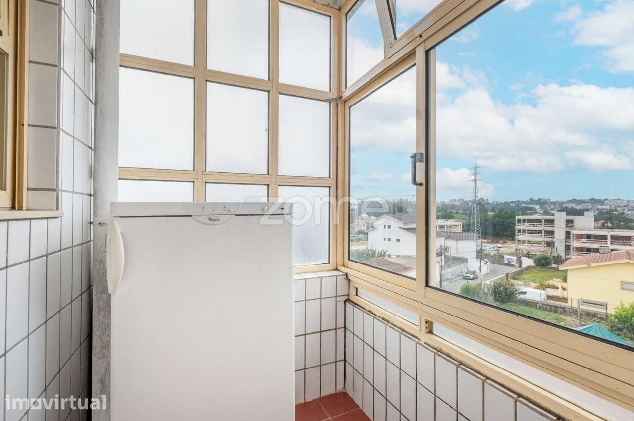 Apartamento T2 renovado com varanda e garagem - Águas Santas, Maia - Grande imagem: 4/36