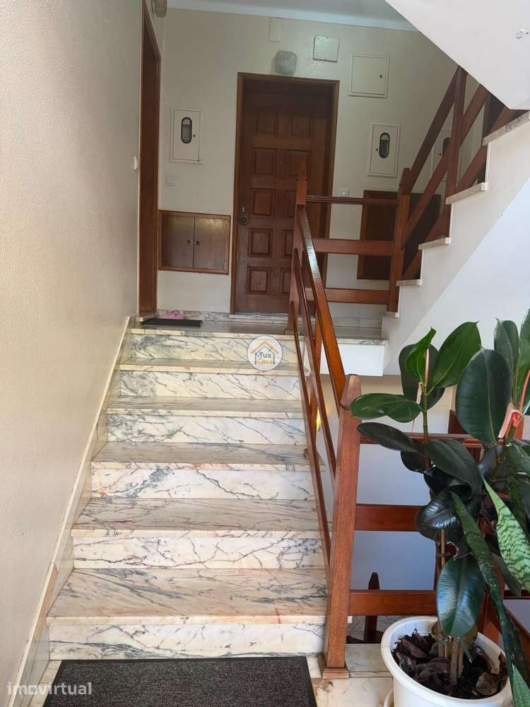 Apartamento para arrendamento T2  com varanda, sala com Lareira e cozi - Grande imagem: 2/19