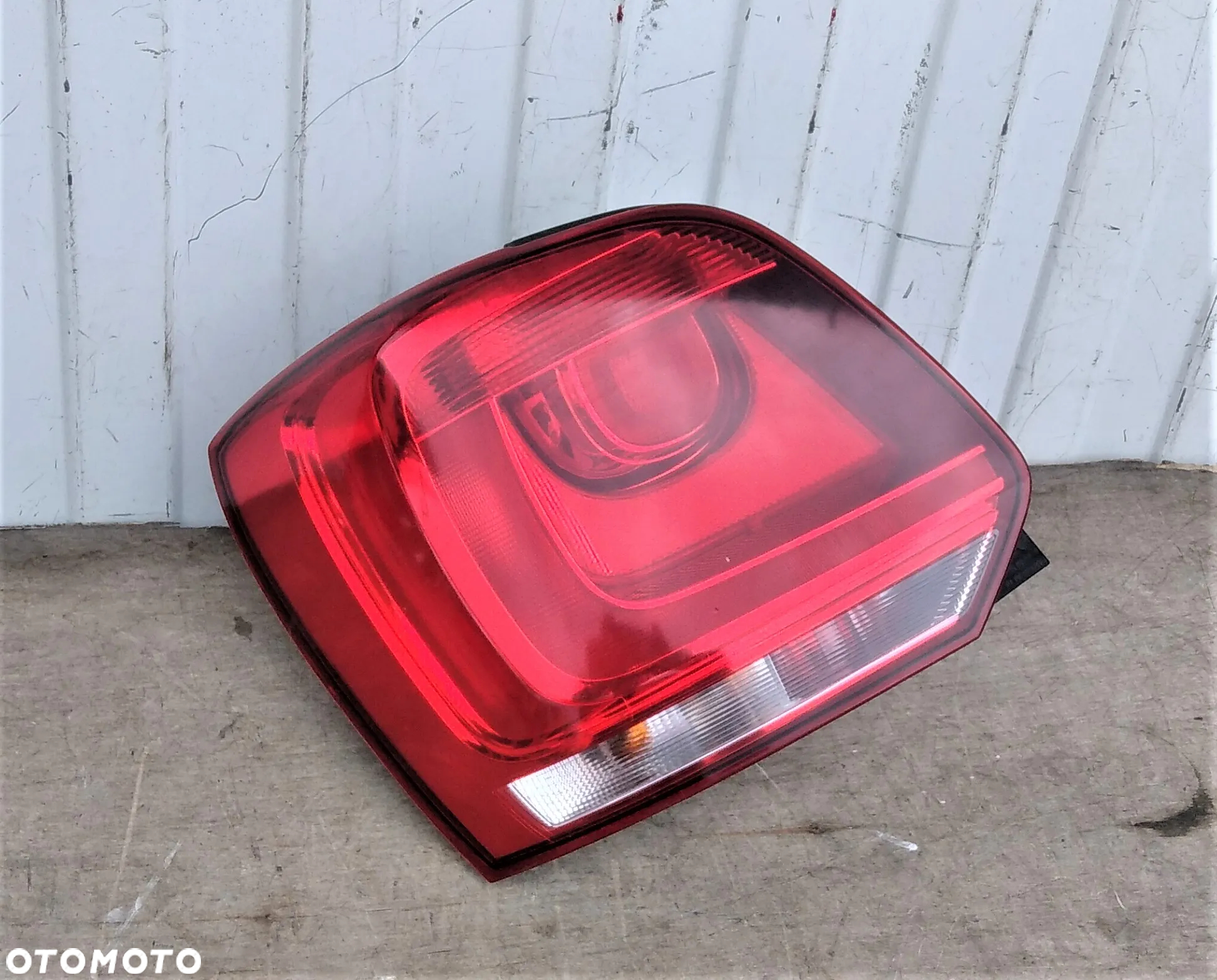 VW POLO 6R0 09-13 LAMPA LEWA TYŁ - 2