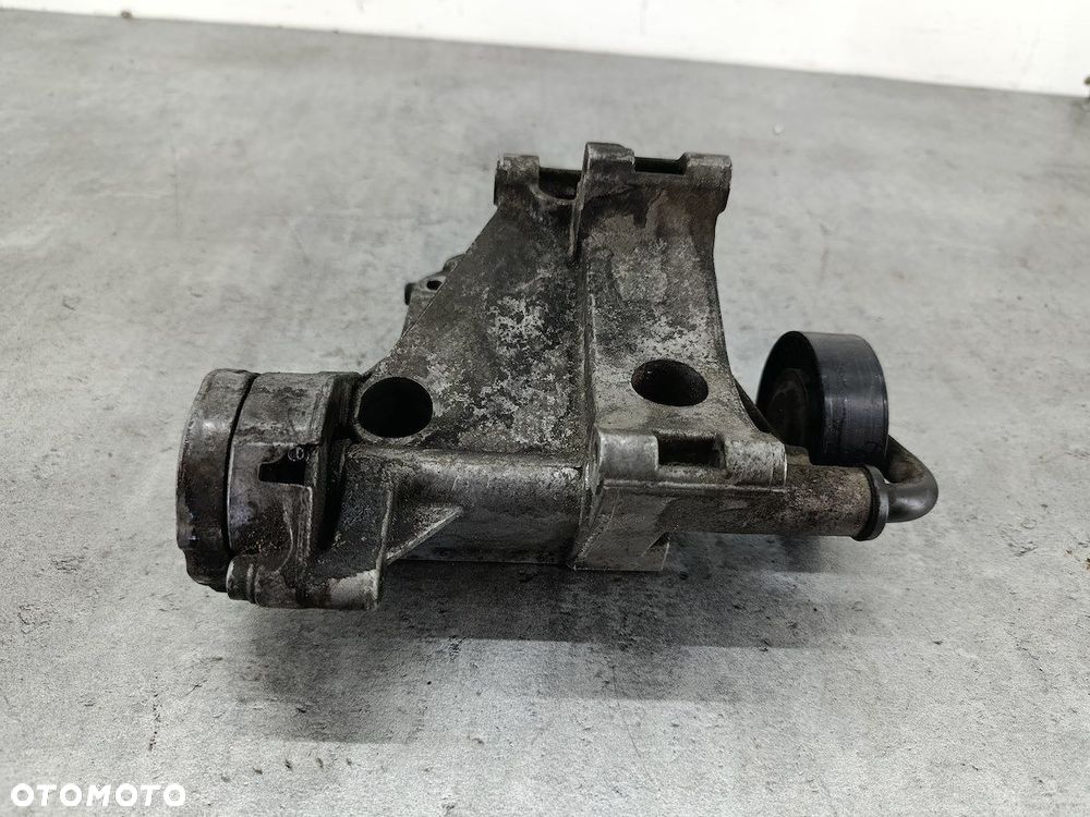 ŁAPA ALTERNATORA VW GOLF III 037903143E 1.6 8V - 4