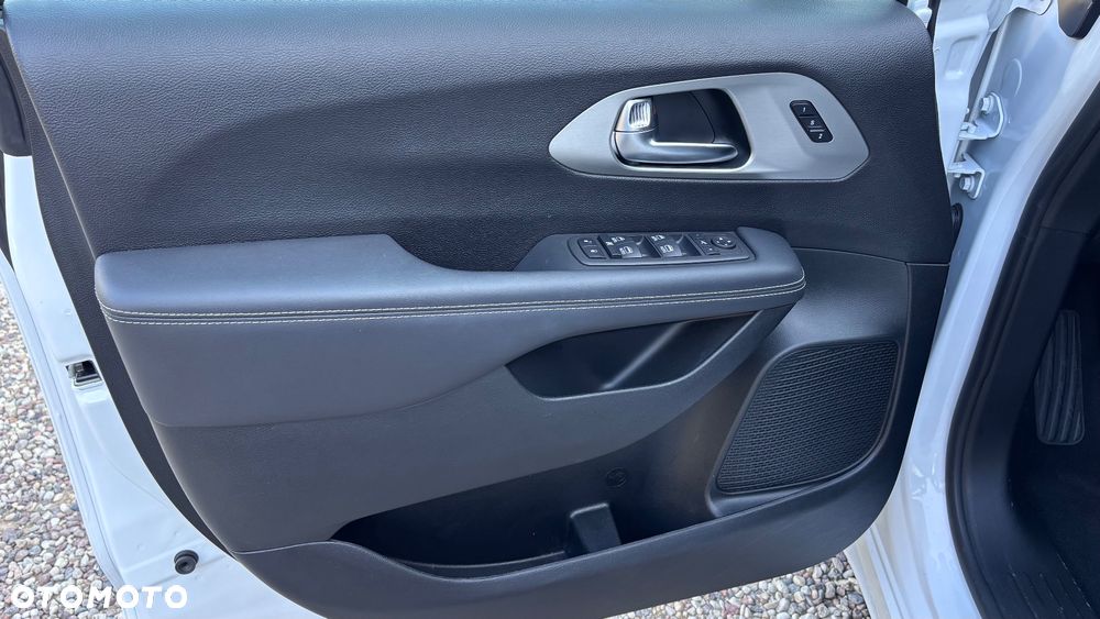 Chrysler Pacifica - 11