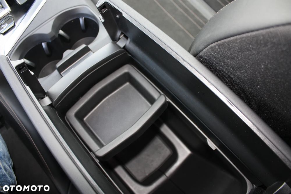 Peugeot 3008 Hybrid4 300 e-EAT8 GT - 34