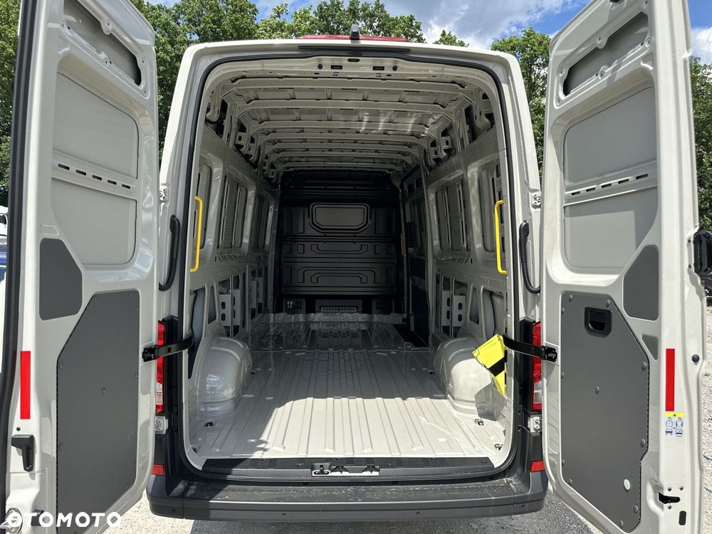 Volkswagen Crafter 35 Furgon z wysokim dachem silnik: 2,0 l EU6 SCR 177 KM, przedni 8-bieg.automatyczna, r.o : 4490 mm - 18