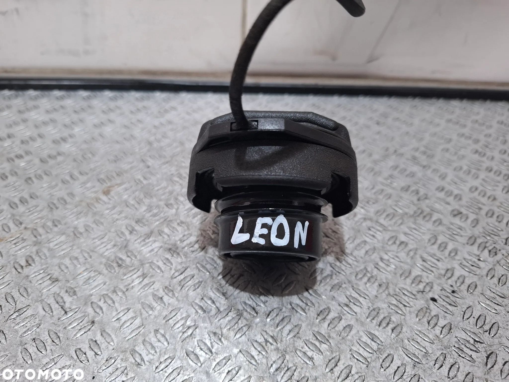 Korek wlewu paliwa zbiornika Volkswagen Seat Rok 2010 Rok nr 1J020155AH - 1