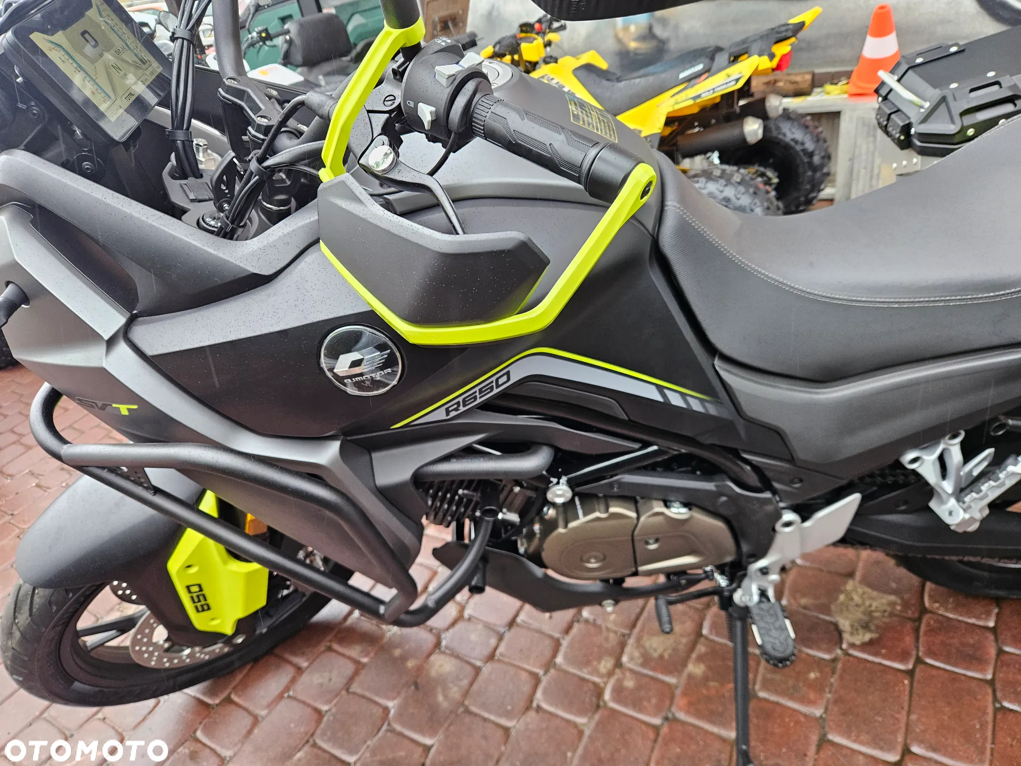 QJMOTOR SVT 650 - 15