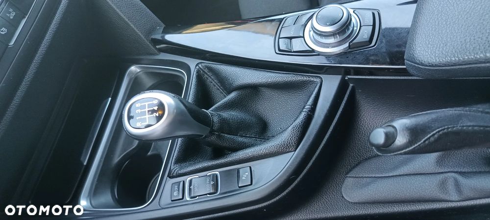 BMW Seria 3 318d Sport Line - 10