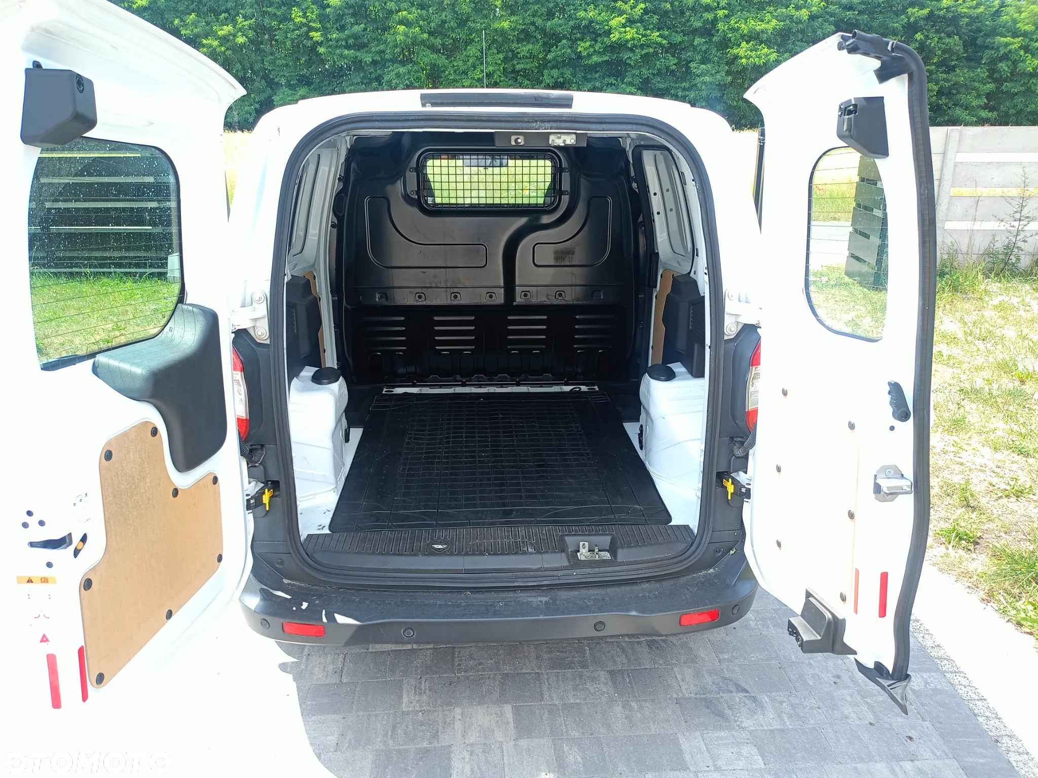 Ford courier - 24