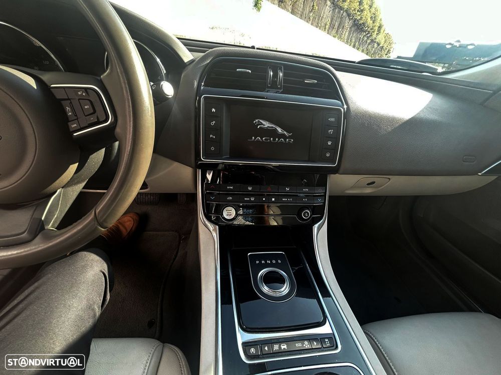 Jaguar XE 20d Aut. Prestige - 35