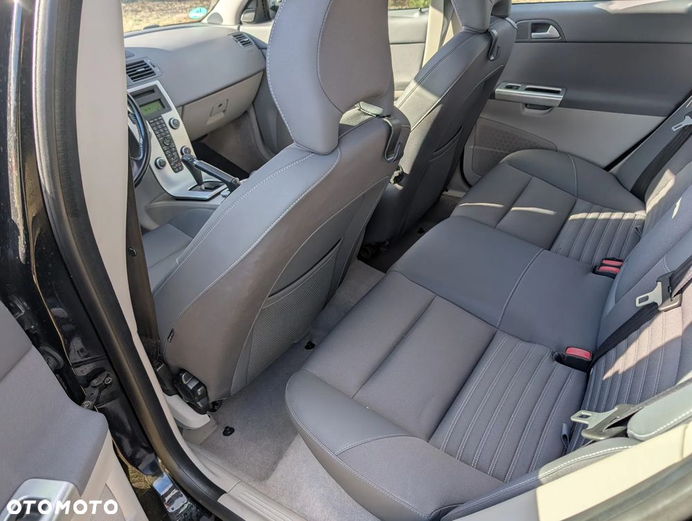 Volvo V50 D5 Momentum - 8