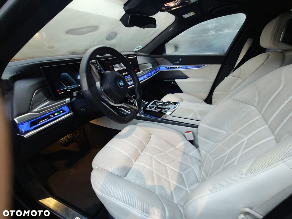 BMW i7 xDrive60 - 12