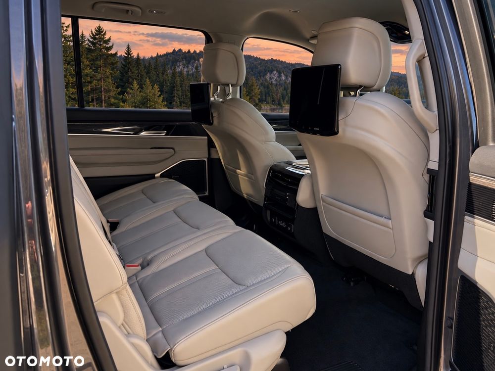 Jeep Wagoneer - 24