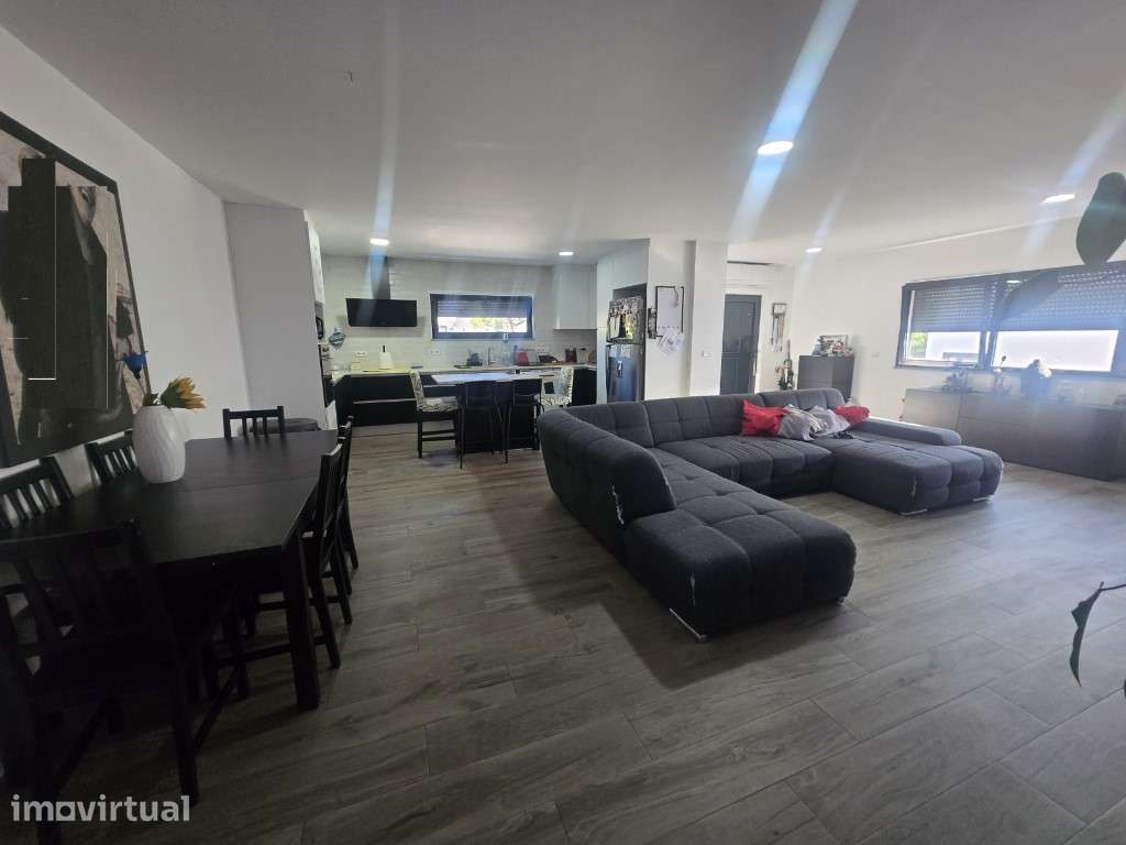 Excelente Moradia Isolada T4, com um bom espaço exterior, na Vila d... - Grande imagem: 3/23