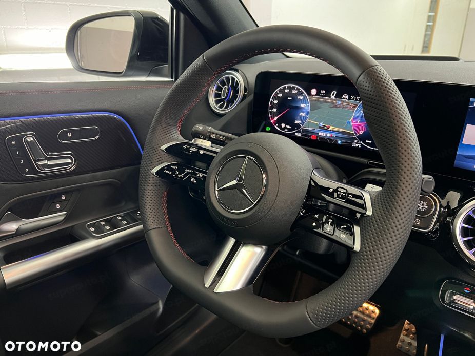 Mercedes-Benz GLA - 13