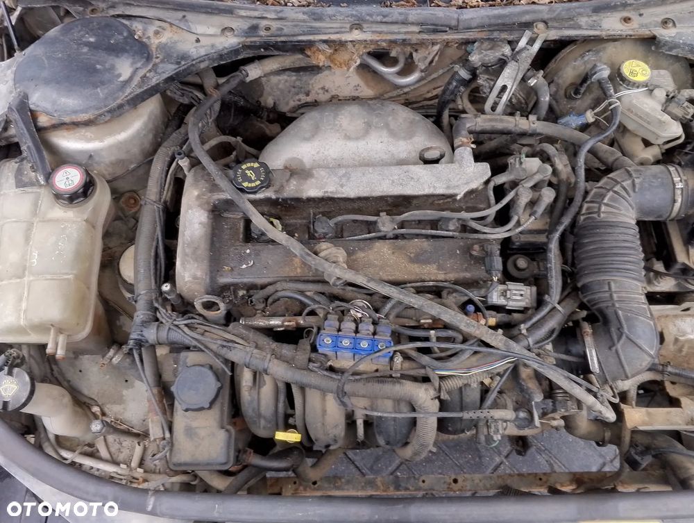 Ford Mondeo Mk.3 (00-03r.) 1.8B 125KM. Silnik CHBA, CHBB Skrzynia MTX 75 lakier Stardust Silver (metalic) . Cały na części GWARANCJA !!!  Przód Tył Zestaw Komplet Drzwi Klapa Zderzak Błotnik Maska Grill Atrapa Szyba Pas Lampa Lusterko Boczki Fotel Kanapa Kokpit Deska Rozdzielcza Przełącznik Włącznik Sterownik Przewody Wiązka Instalacja Moduł Komputer Czujnik Listwa Pompa Alternator Wtryski Głowica Rozrusznik Kompresor Sprzęgło Dwumas Silnik Skrzynia ABS Klimatyzacji Paliwa Wspomagania Kolektor Turbina Przepustnica Zawór Chłodnica Koło Hak Belka Sanki Zawieszenie Mcpherson Półoś Amortyzator Wydech Tłumik Zacisk Most - 21