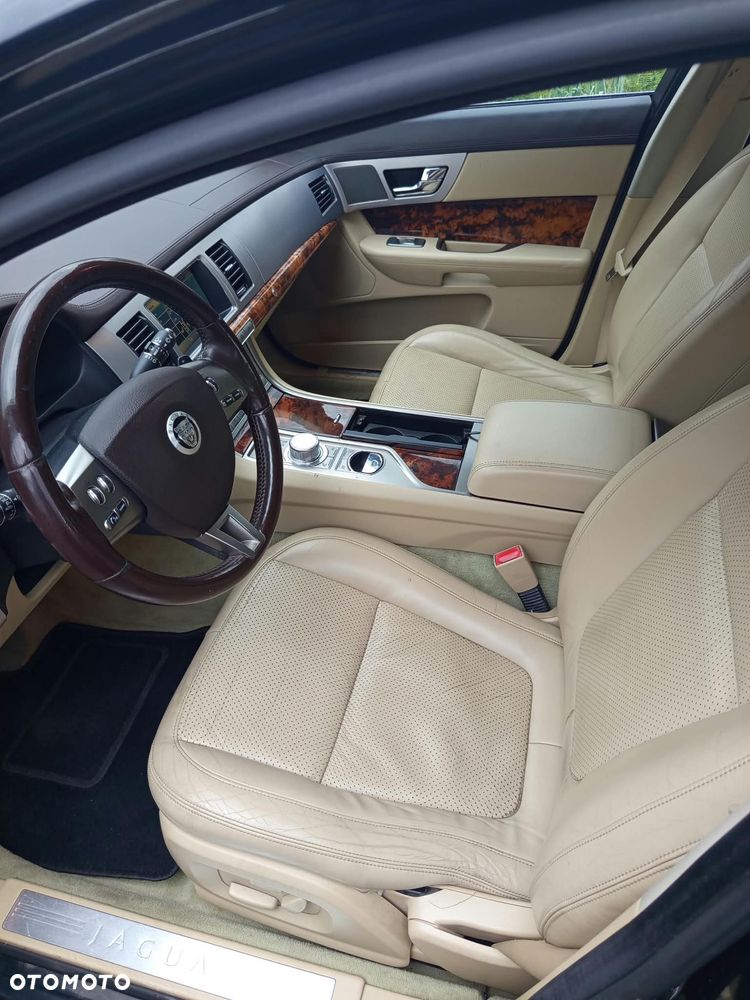 Jaguar XF 3.0 V6 D Luxury - 23