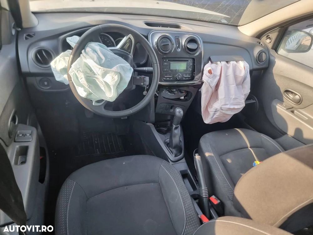 timonerie stop tripla oglinda usa portiera stanga dreapta  spira volan panou  clima cd-player ceasuri bord torpedou  grile ventilatie bord vas expansiune lichid parbriz  tulumba pompa frana Dacia Logan 2 facelift, an 2017, motor 1.0 SCe, 74cp cutie de viteze manuala 5 trepte cod JH3372 - 4