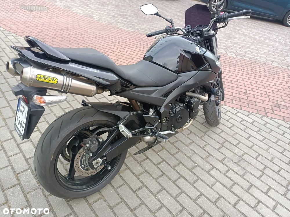 Suzuki GSR - 2