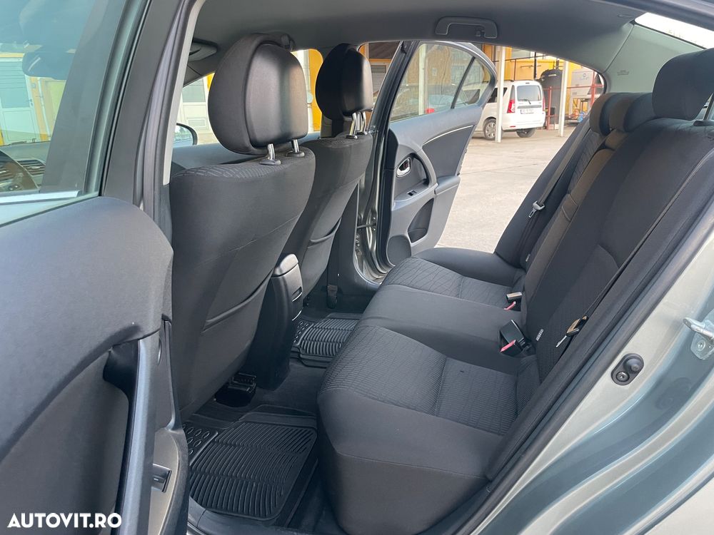 Toyota Avensis - 8