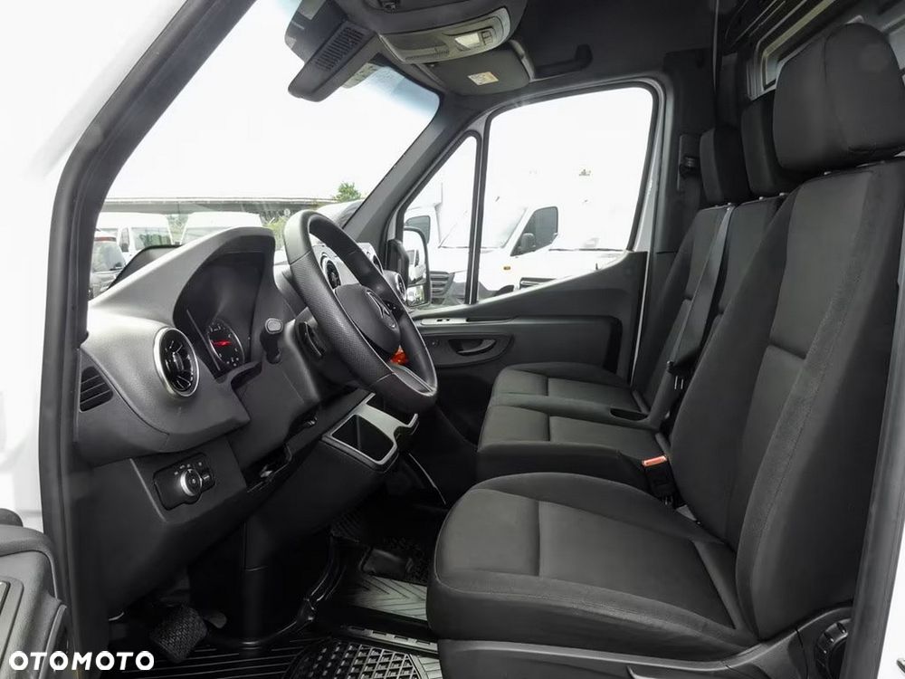 Mercedes-Benz Sprinter - 11