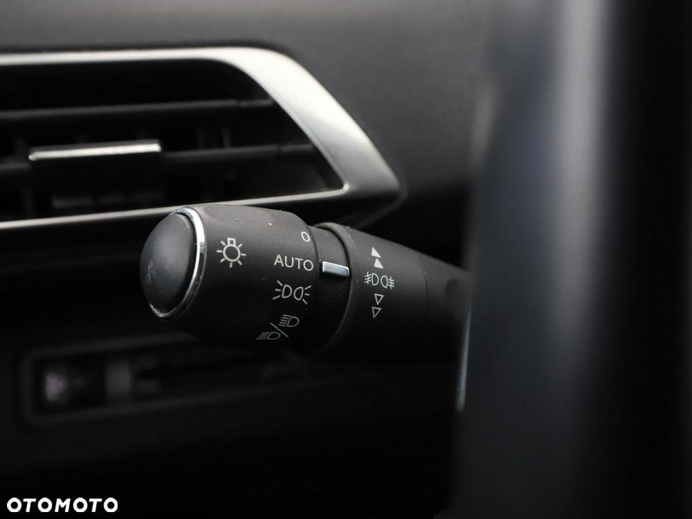 Peugeot 3008 1.2 PureTech Allure S&S EAT6 - 36