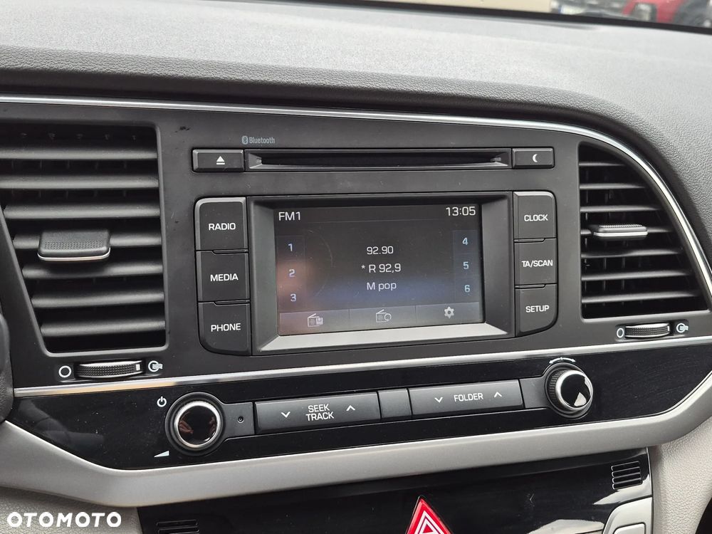 Hyundai Elantra 1.6 Comfort - 25