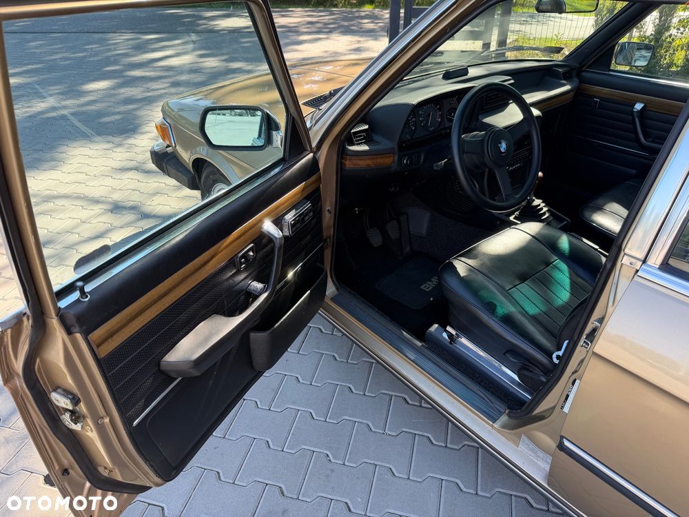 BMW Seria 5 528 i - 26