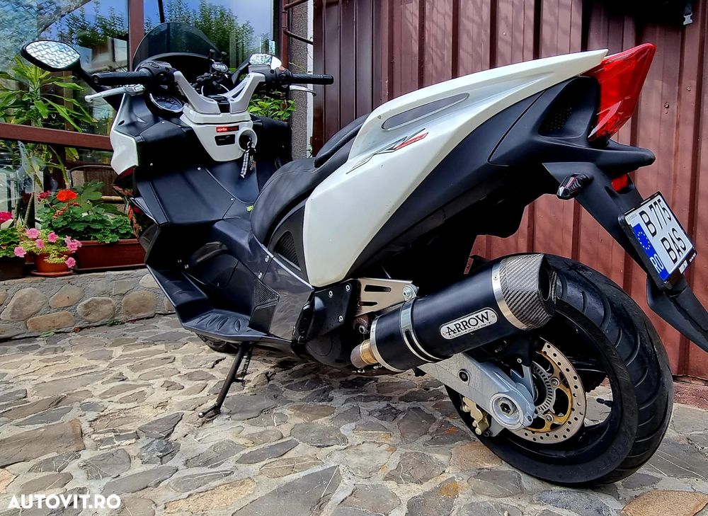 Aprilia SR GT - 10