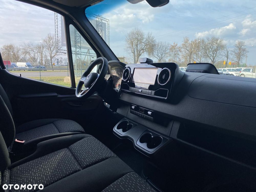 Mercedes-Benz Sprinter - 11