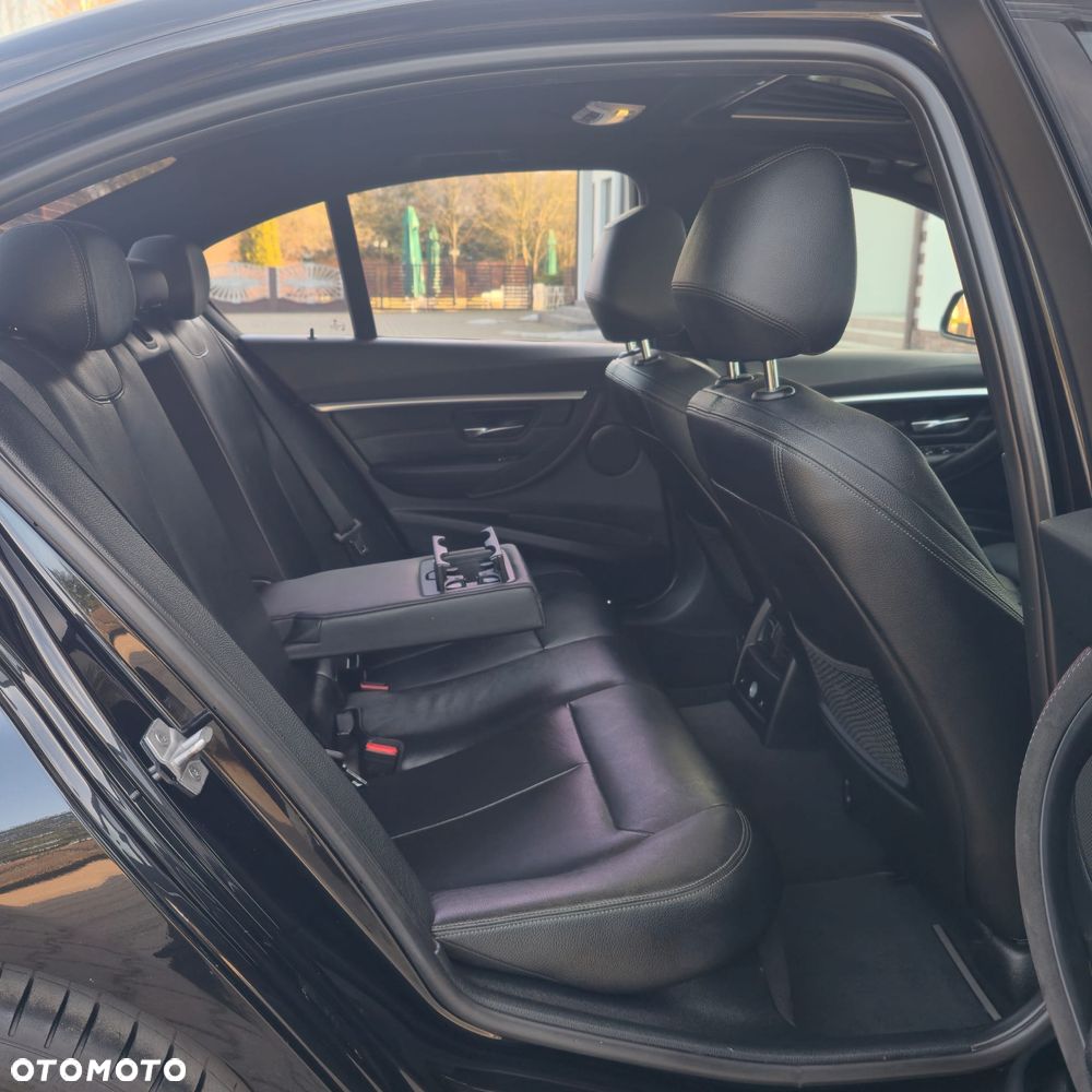 BMW Seria 3 330i xDrive M Sport - 28