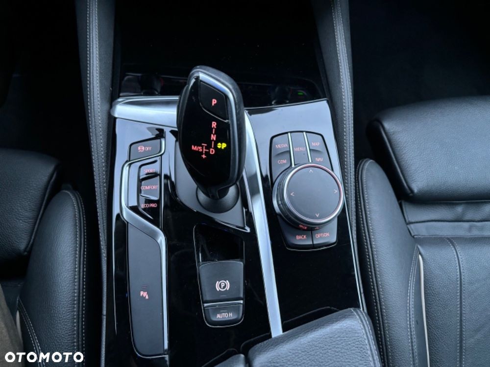 BMW Seria 5 520d xDrive Luxury Line sport - 24