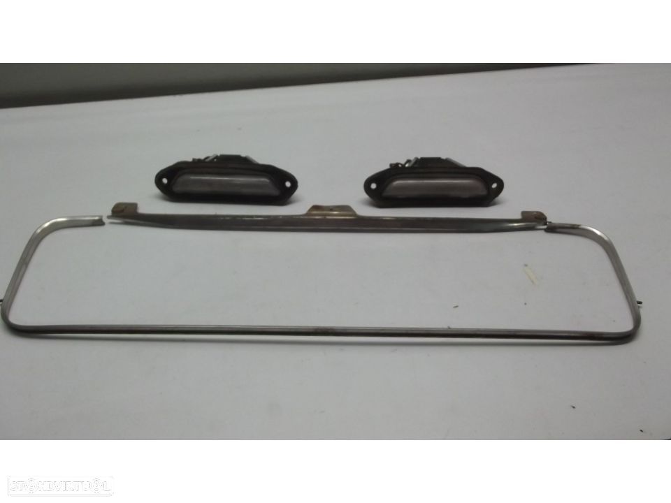 Peugeot 504 luzes de matricula + aro envolvente da matricula - 1