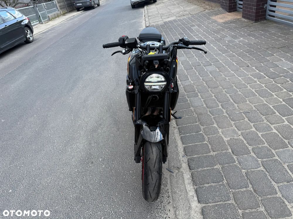 Suzuki GSX - 2