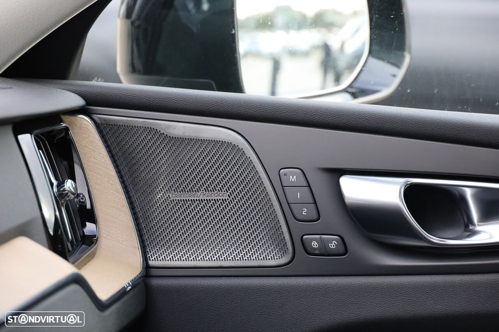 Volvo XC 60 2.0 T6 PHEV Plus Dark AWD - 19