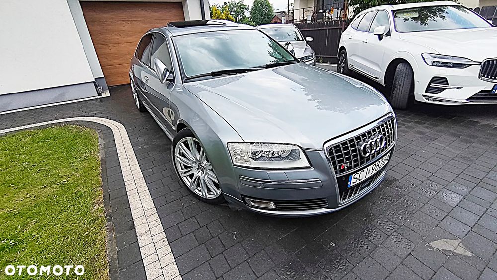 Audi A8 4.2 L Quattro - 4