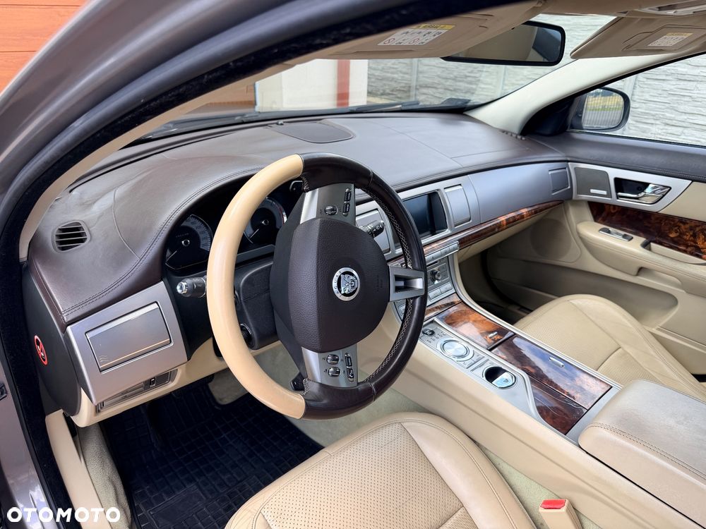Jaguar XF 2.7 V6 Premium Luxury - 34