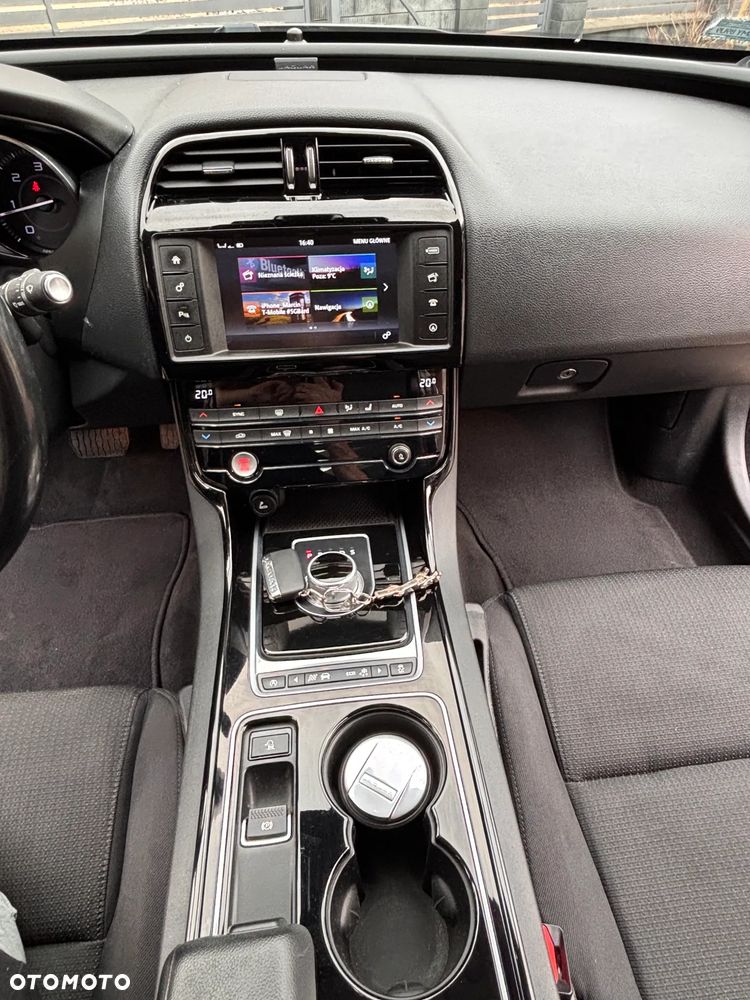 Jaguar XE 2.0 D Portfolio - 9