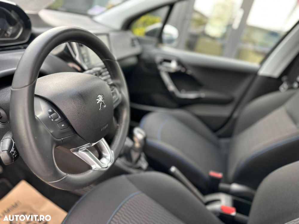 Peugeot 208 - 13